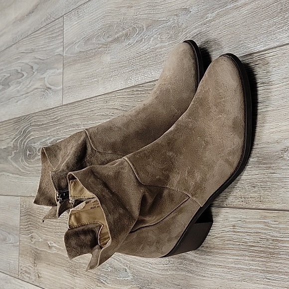 Paul Green Size 7.5 Antelope Soft Suede Bootie NWT